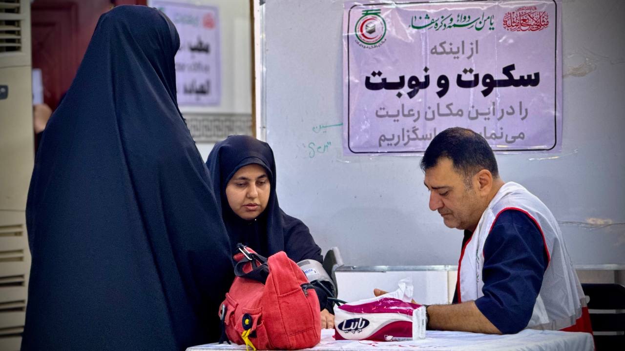 ارائه خدمات درمانی جمعیت هلال احمر به زائران اربعین حسینی 