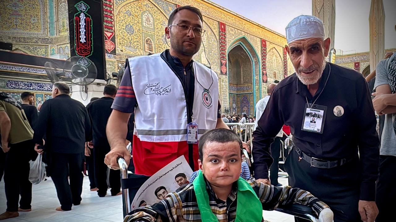 خدمت‌رسانی امدادگران هلال‌احمر به زائران کربلا