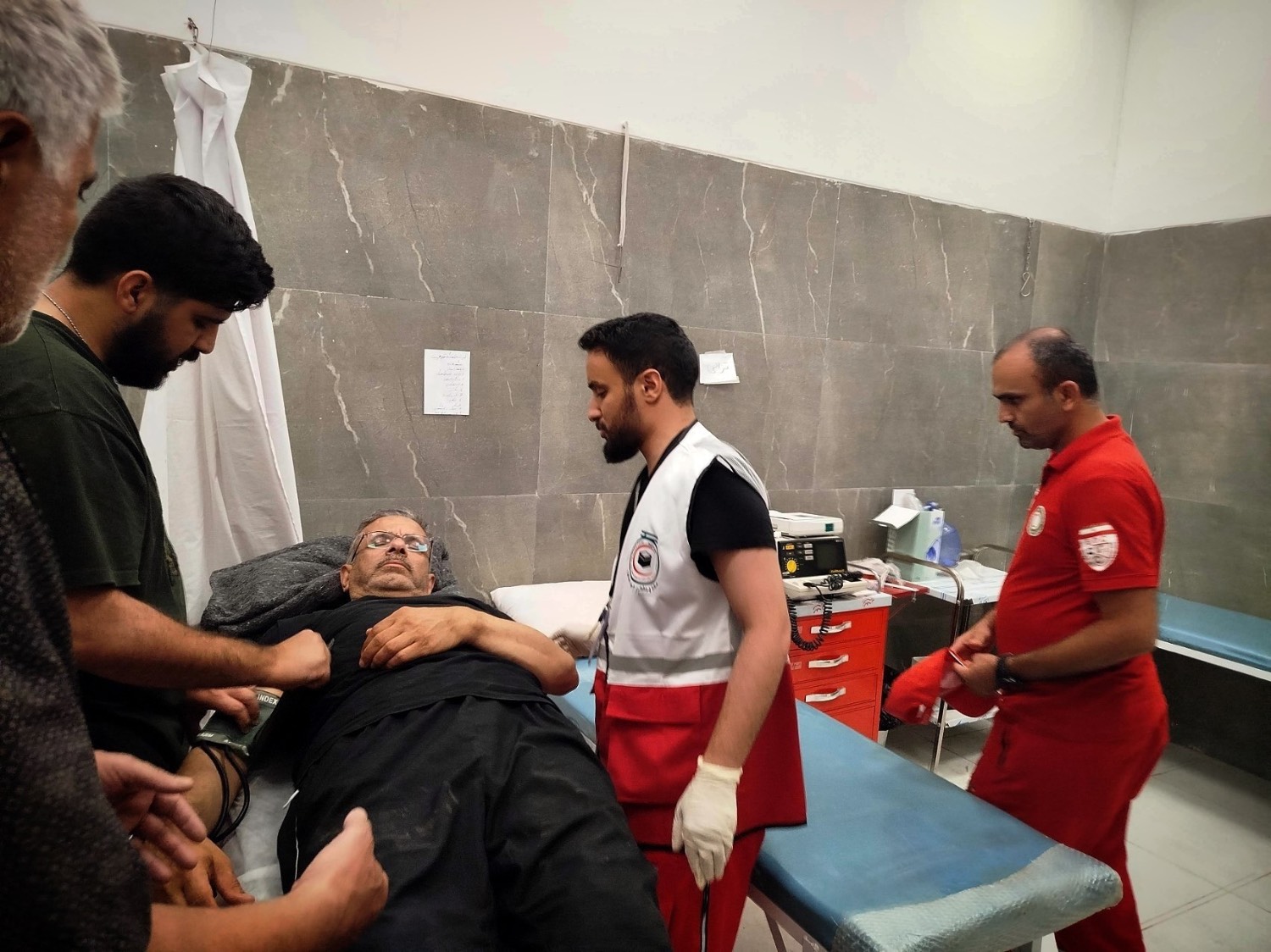 تداوم خدمت‌رسانی درمانی هلال‌احمر ایران به زائران اربعین در درمانگاه جوادالائمه(ع)