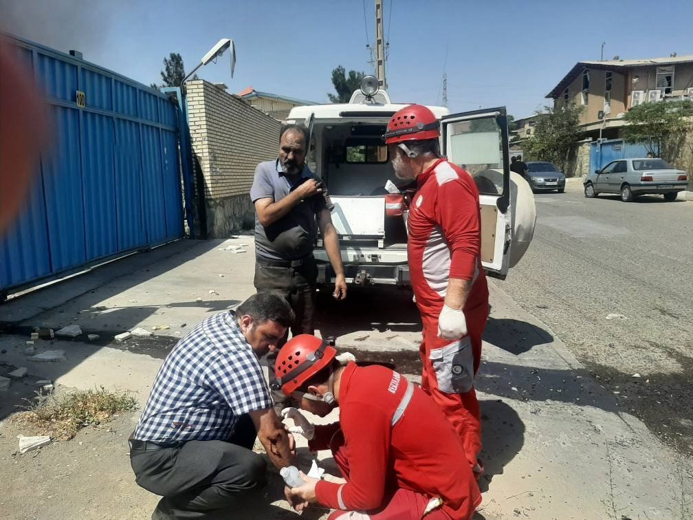 امدادرسانی تیم‌های هلال‌احمر در حادثه آتش‌سوزی گسترده در شهرک صنعتی شمس‌آباد 