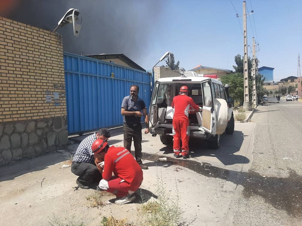 اعزام ۴ تیم عملیاتی هلال‌احمر به آتش‌سوزی شهرک صنعتی شمس‌آباد