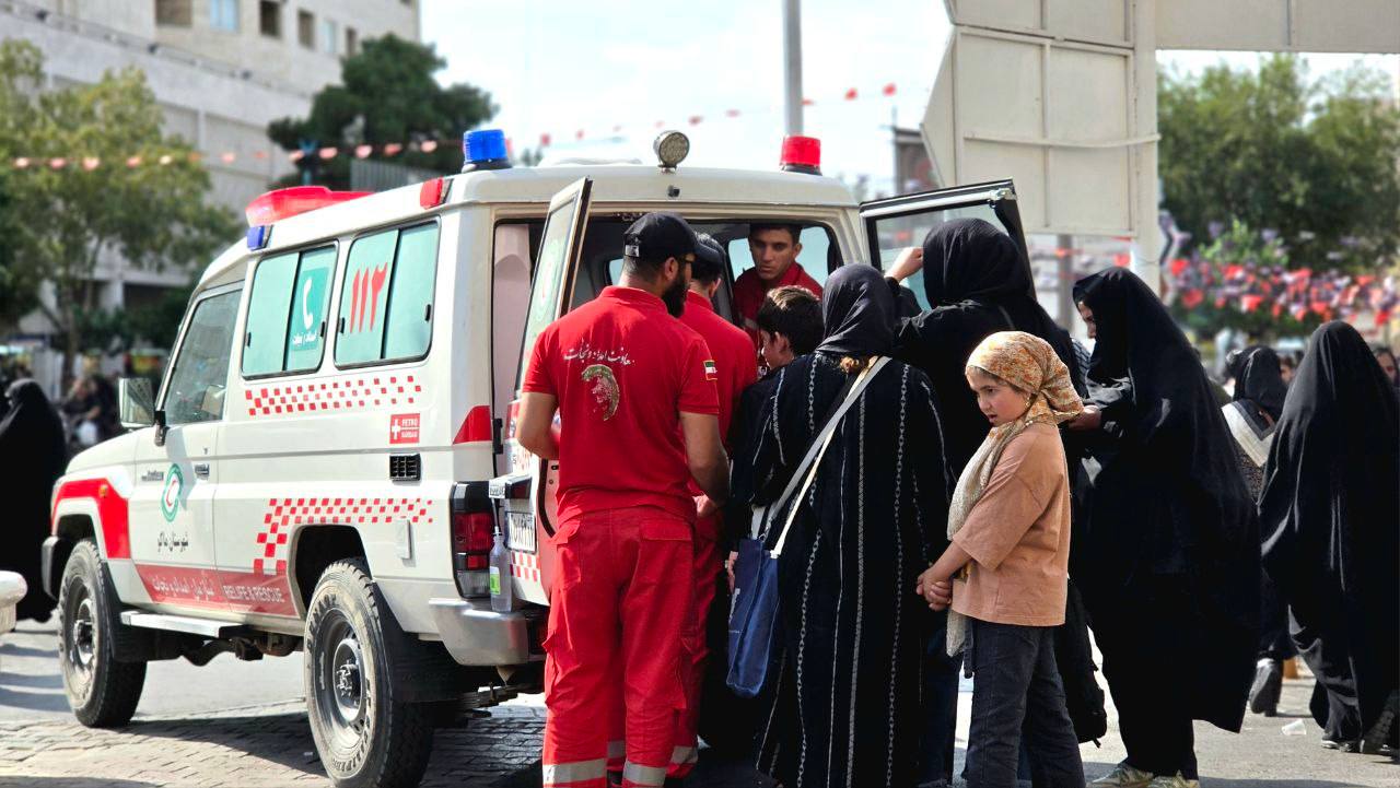 تداوم خدمات امدادی نیروهای عملیاتی هلالاحمر در مسیرهای تردد زائران همسفران خورشید / تاکنون بیشاز ۴۹ هزار خدمت ارائه شد