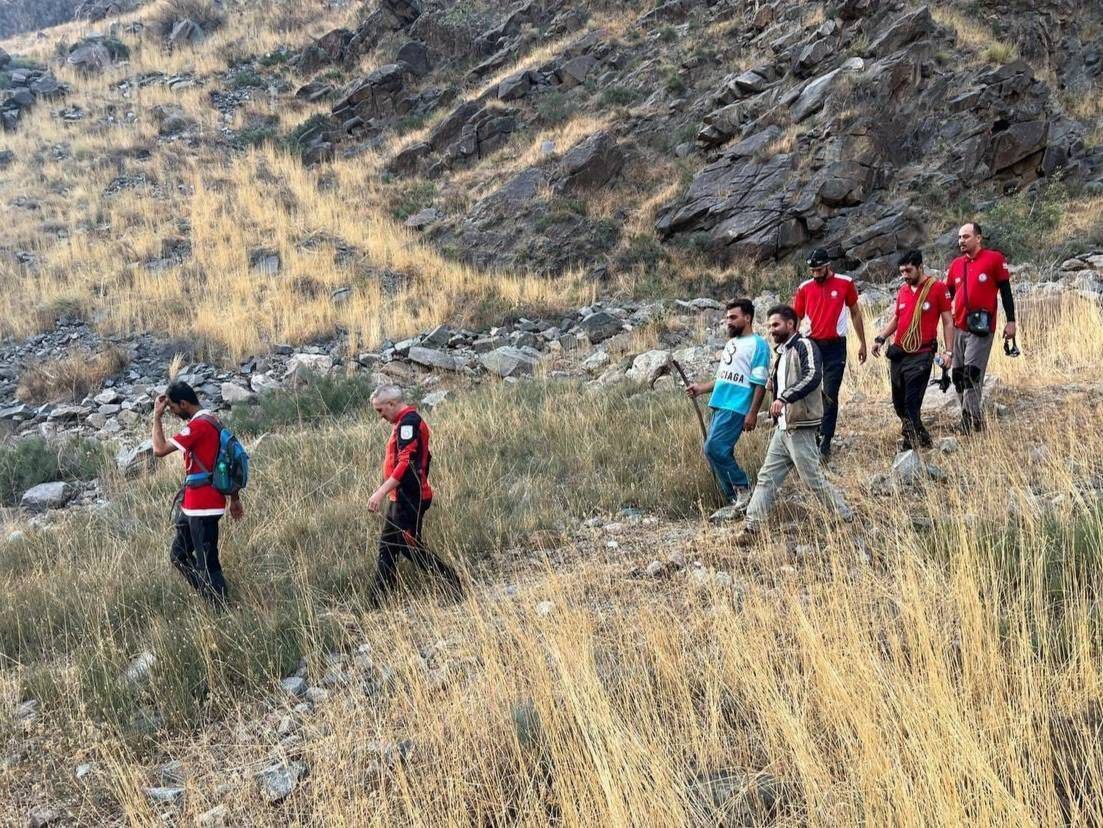 نجات ۳ طبیعتگرد مفقود در ارتفاعات کمتال پس از ۱۱ ساعت جستوجو
