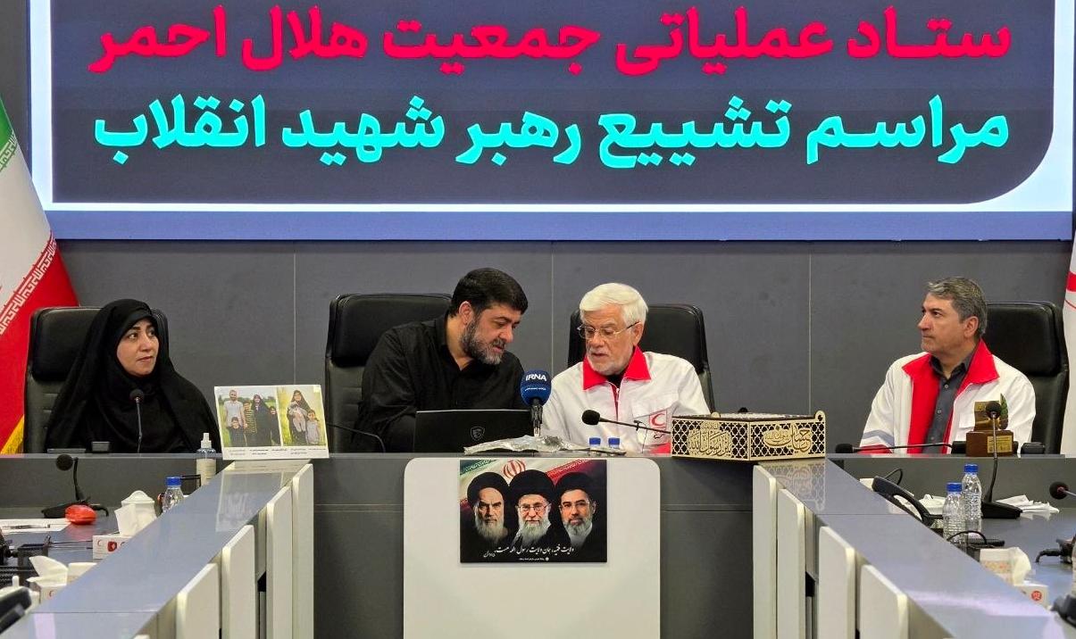 حضور عارف در مرکز رصد هلالاحمر پس از مراسم تشییع امام شهید
