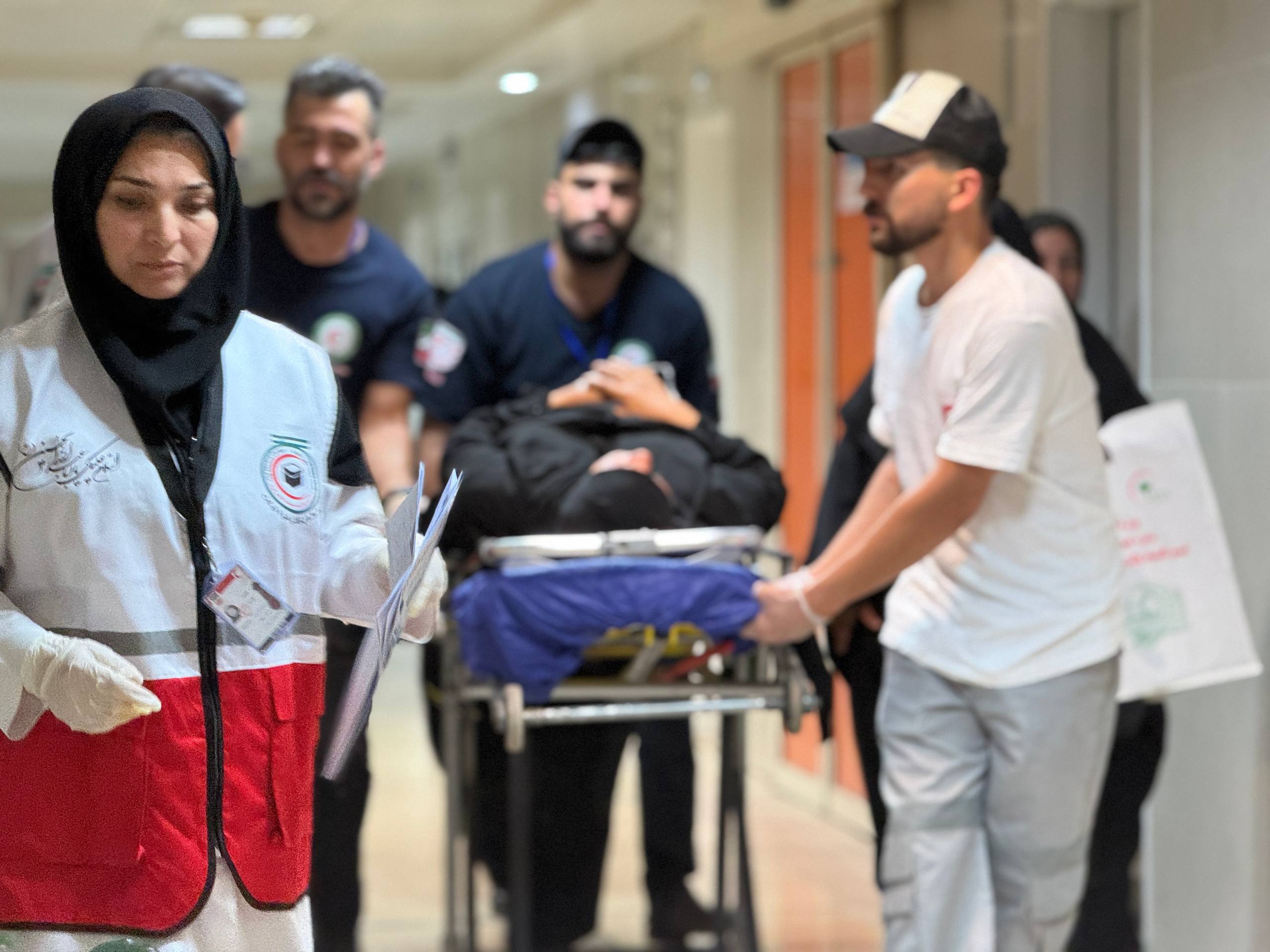 انتقال بیوقفه زائران بیمار و مصدوم به کشور/ ۷ زائر از نجف به مرز مهران منتقل شدند