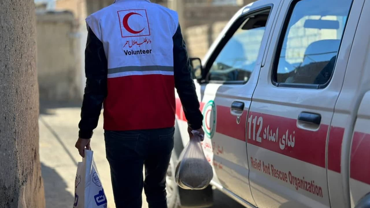 ۳۰۰ بسته معیشتی و آموزشی بین خانوادههای دانشآموزان استثنایی شهرستان زهک توزیع شد