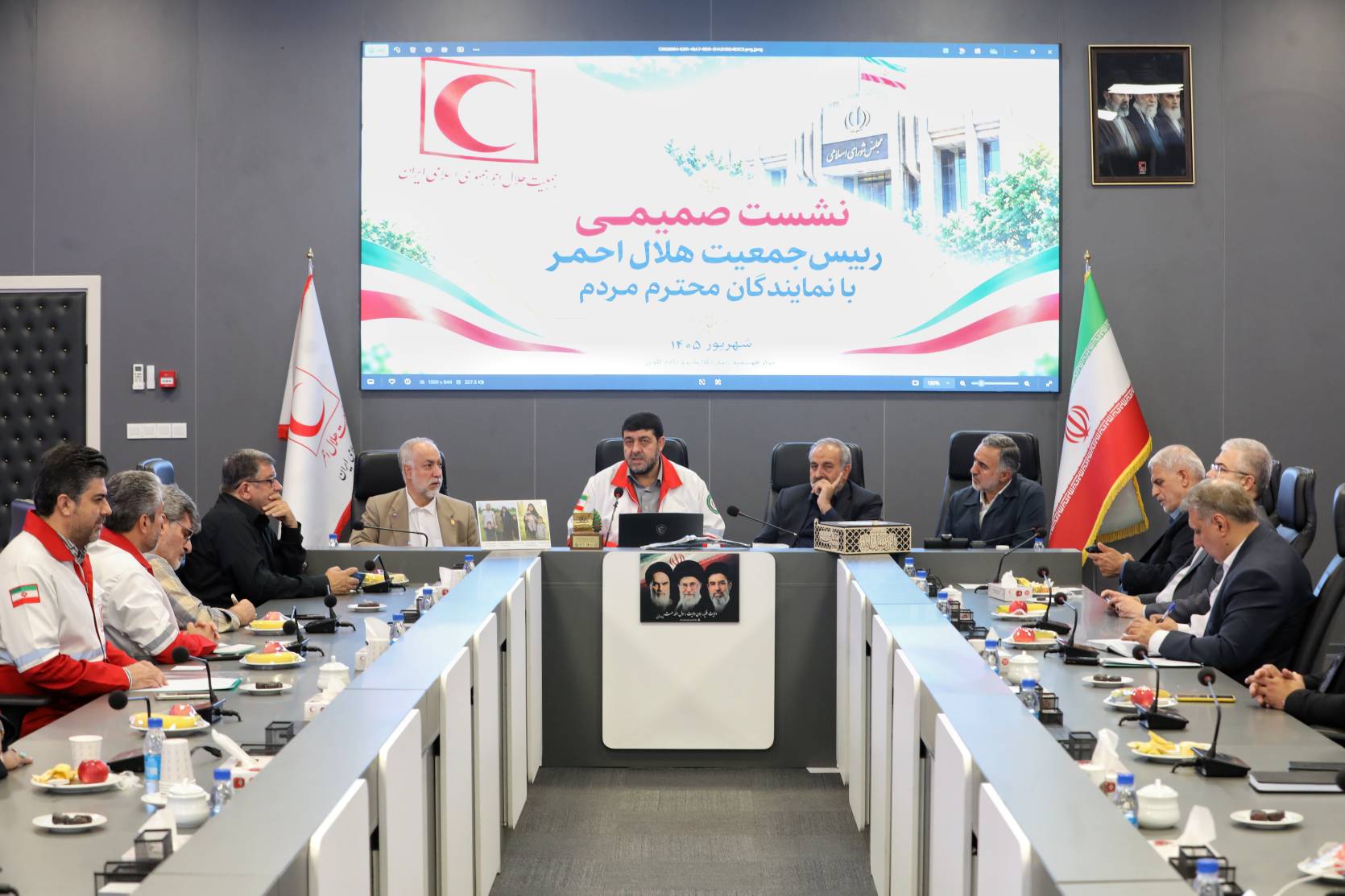 نشست صمیمی رئیس جمعیت هلال احمر با نمایندگان مردم در مجلس شورای اسلامی