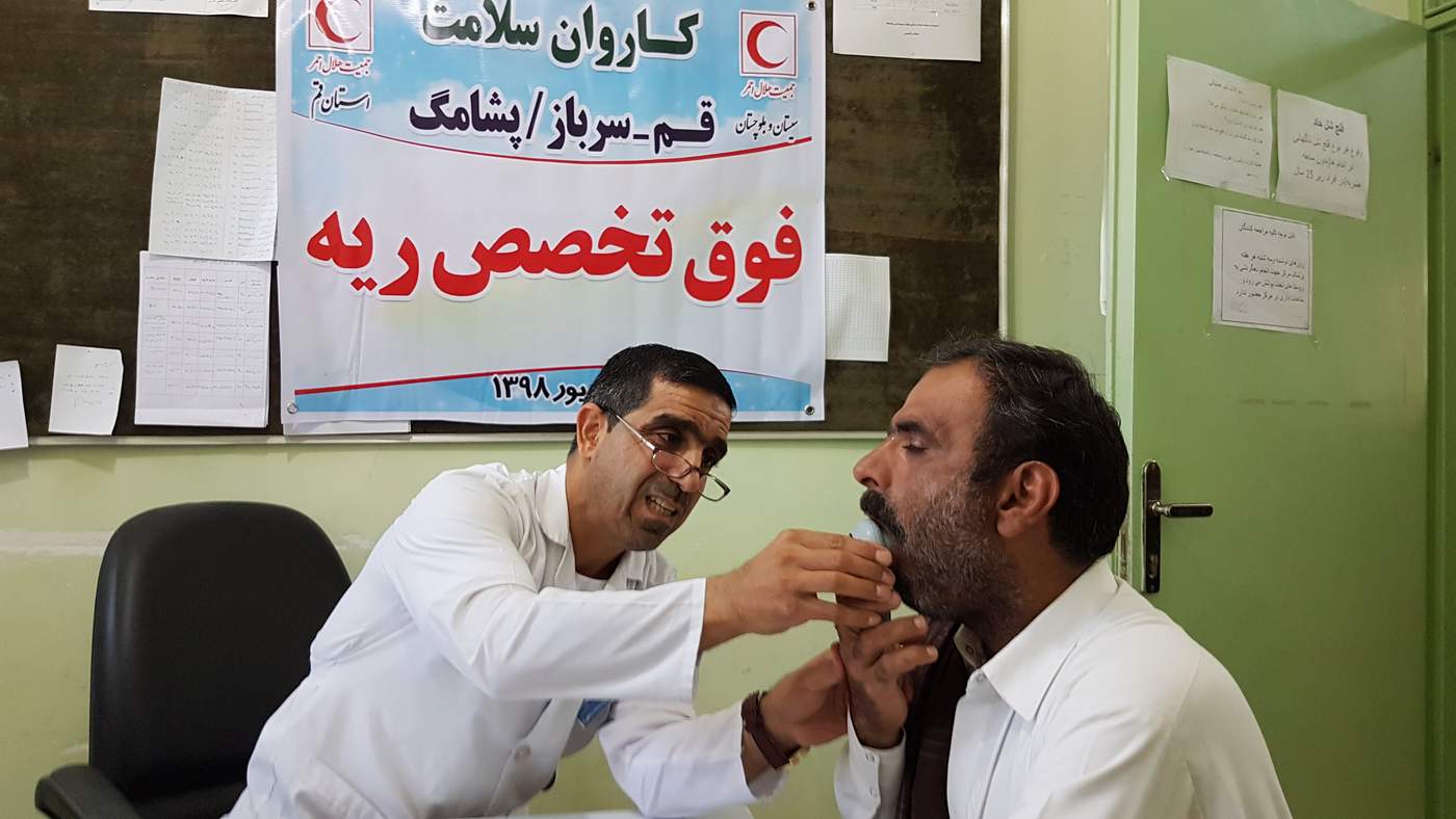 پزشک فوق تخصص بیماریهای ریه و داوطلب هلال احمر قم: حضور جهادی و فعالیت داوطلبانه در هلال احمر، افتخاری بزرگ است