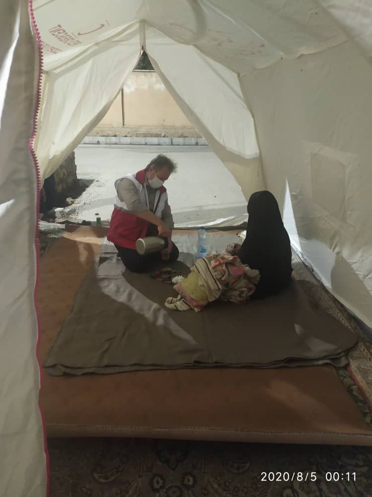 حمایت جمعیت هلال احمر از پیرزن بی سرپرست در شهرستان کوهدشت