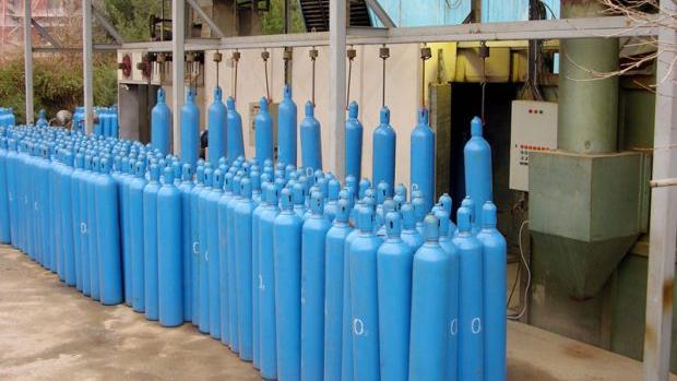 اهدای 60 کپسول اکسیژن به ارزش یک میلیارد و 440 میلیون ریال به هلالاحمر