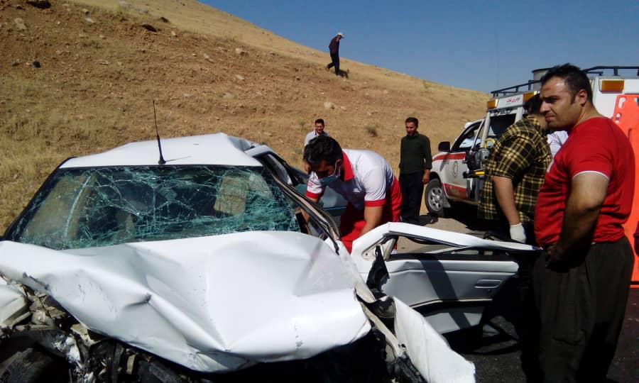 انجام عملیات رهاسازی حادثه دیدگان تصادف 2 خودرو در نهاوند