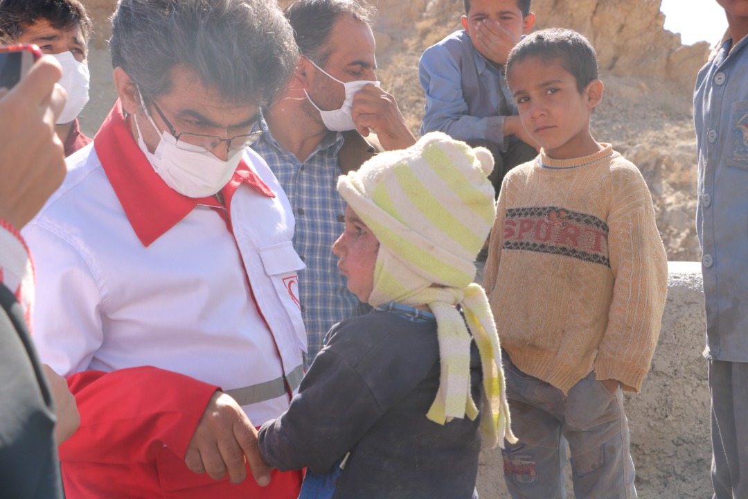خدمات پزشک داوطلب هلال احمر در روستاهای کم برخوردار خراسان جنوبی