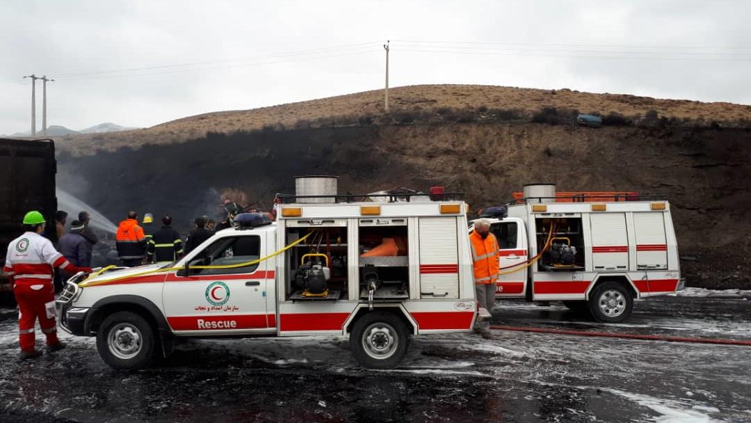 رهاسازی 3 نفر در حادثه تصادف 2 کامیون با تریلر حامل سوخت