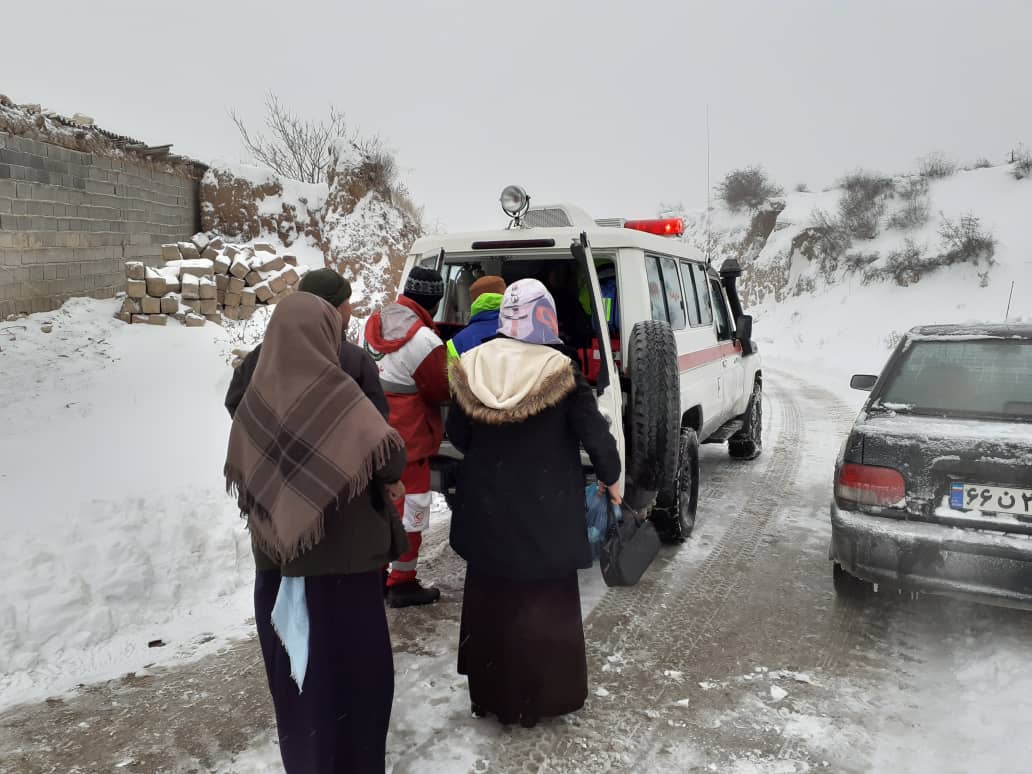 تولد نوزاد در آمبولانس هلال احمر در روستای برفی یانبلاغ مراوه تپه