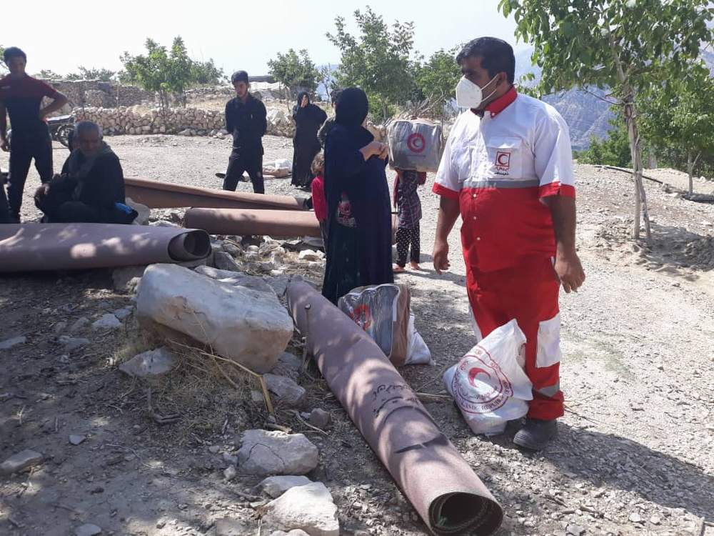 امداد رسانی هلال احمر خوزستان به ۴۰ خانوار عشایری در بخش صیدون باغملک