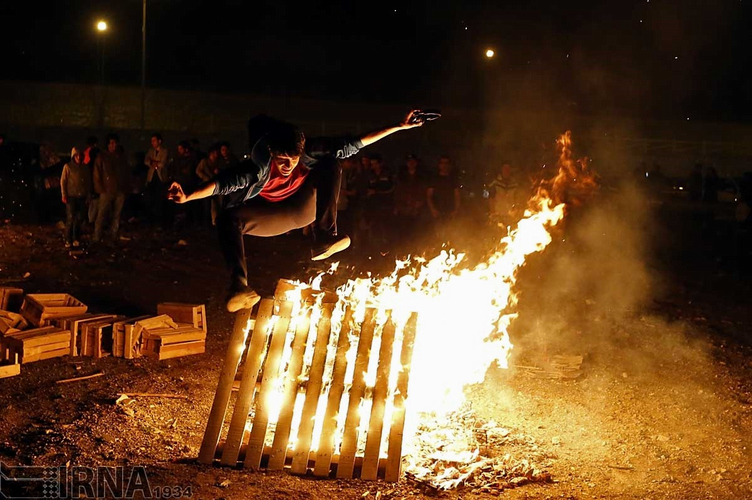 خطر در بلا؛ برپایی مراسم چهارشنبهسوری در هنگام شیوع کرونا چه مشکلاتی ایجاد میکند؟