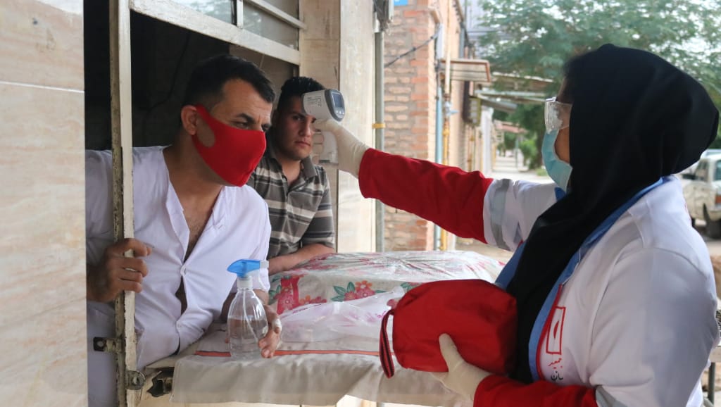 مبارزه با کرونا در صف نانوایی/جوانان و دانشجویان اندیمشکی، نانواییهای شهر را برای مقابله با کرونا تجهیز کردند