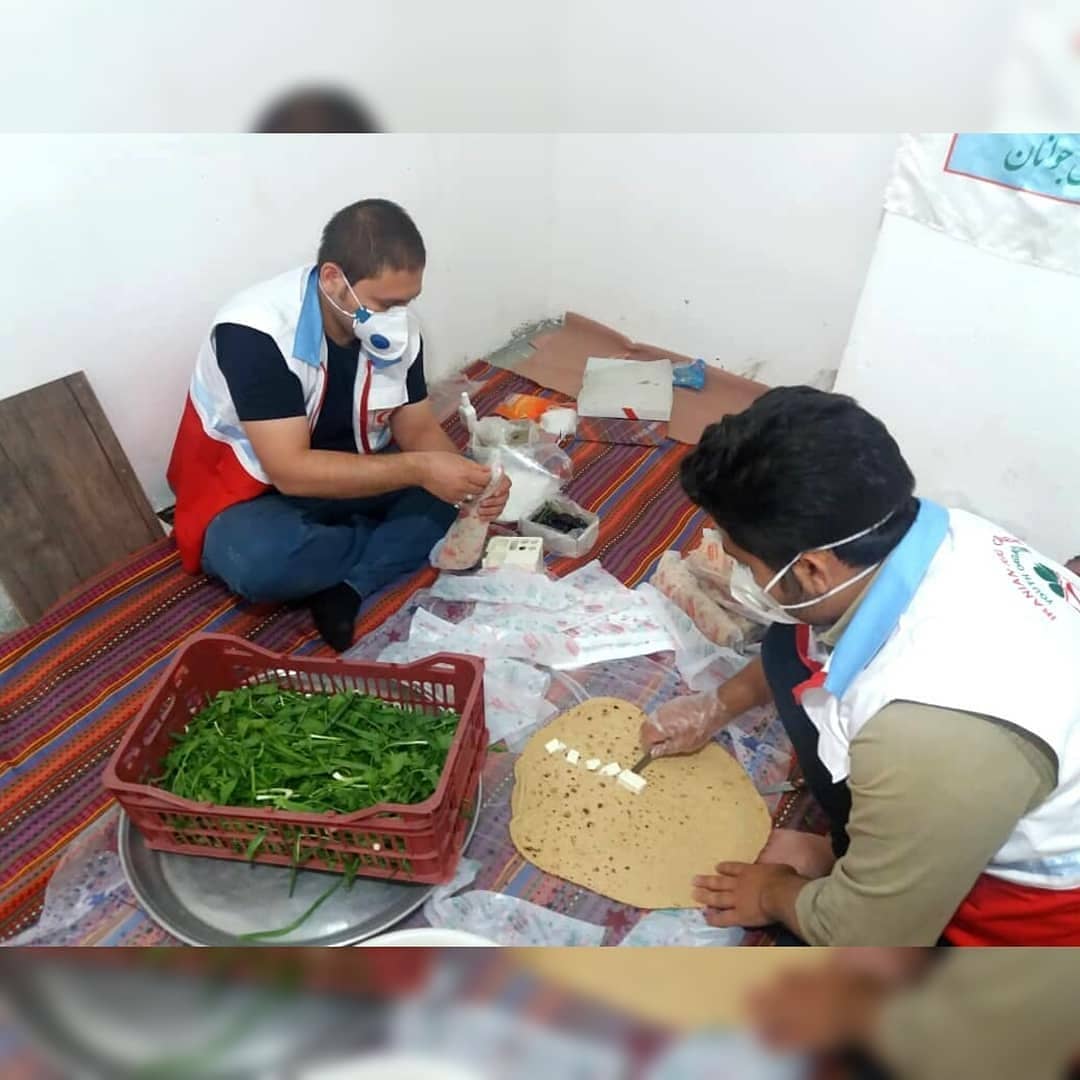 ارائه خدمات تیم درمان و توانبخشی هلالاحمر قم در شبهای قدر