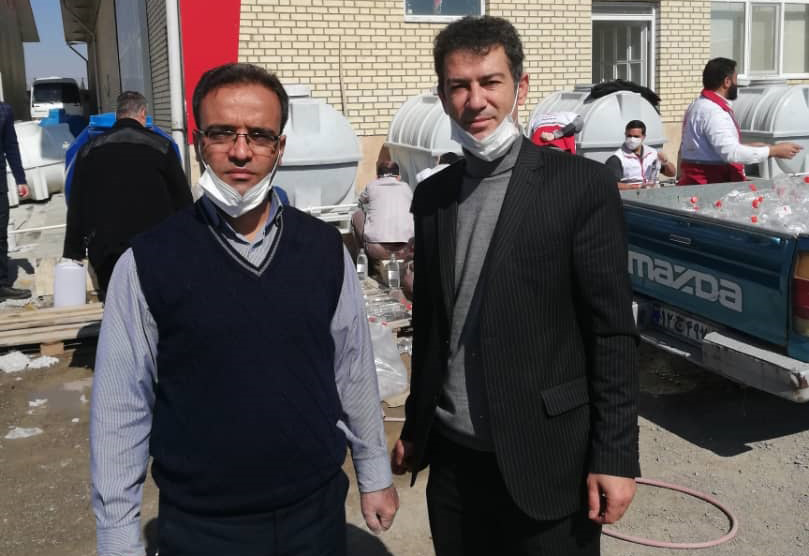داوطلبی که مواد ضدعفونی‌کننده به دست اهالی روستاهای اراک می‌رساند/ تا پایان کرونا با مردم هستم 