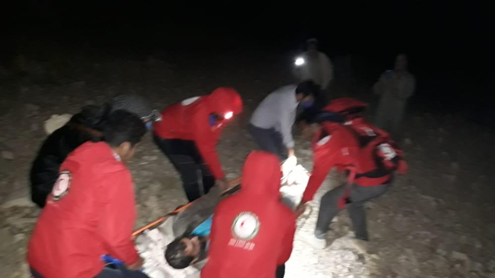 امدادرسانی هلال احمر خوزستان به مصدوم 23 ساله در کوهستان