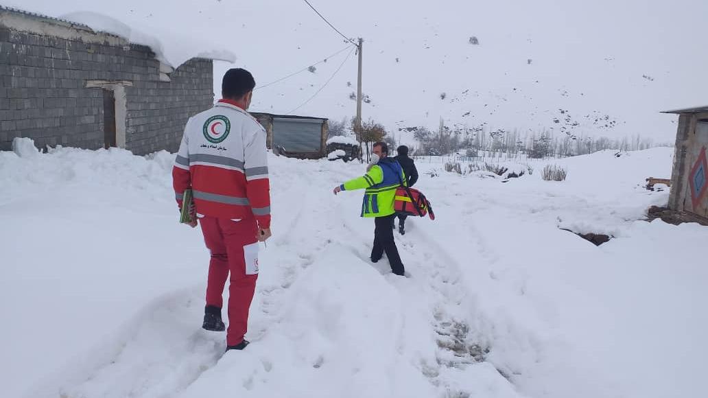 ️انتقال زن باردار از روستای محاصره در برف با تلاش امدادگران سقز