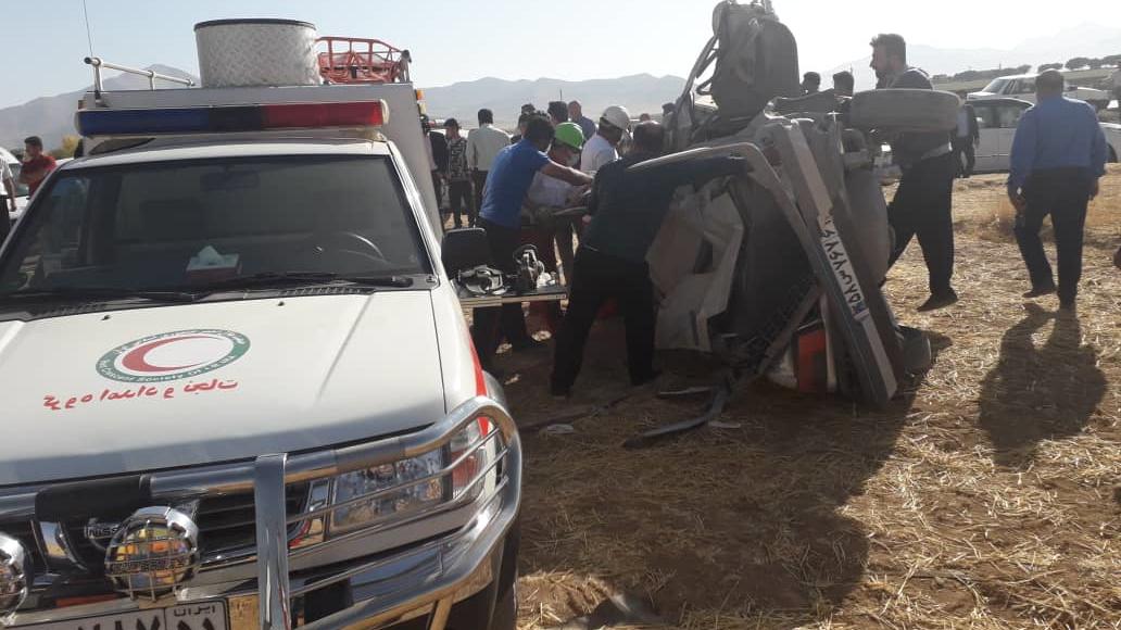امدادرسانی در حادثه واژگونی پژو 405 در کردستان