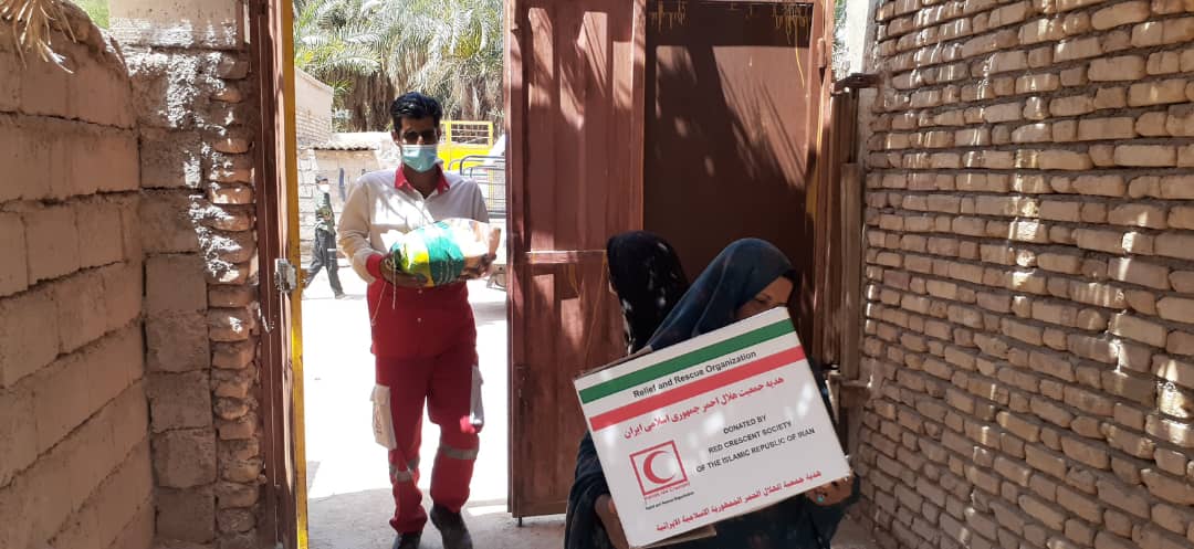 توزیع بیش از 40 بسته غذایی در روستای سیل زده پشتوئیه شهداد
