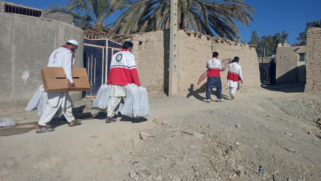 تداوم یاری داوطلبان هلال احمر سیستان و بلوچستان به خانواده های نیازمند در ماه ضیافت الهی/توزیع ۱۰۰۰پرس غذای گرم و بسته های معیشتی