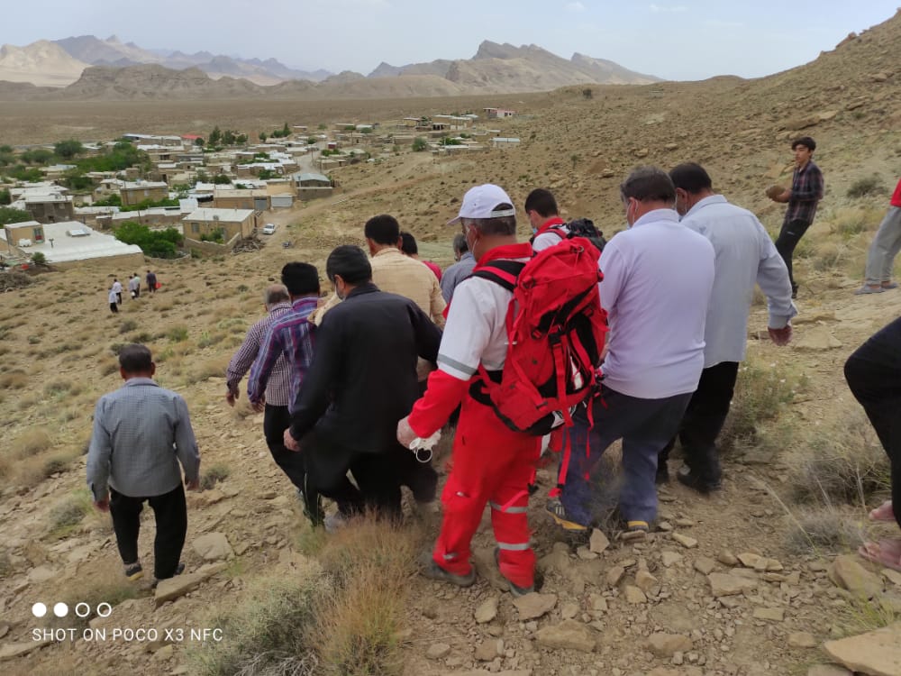  4 ساعت تلاش برای انتقال پیکر فرد سقوط کرده از ارتفاعات روستای باجگان بافق