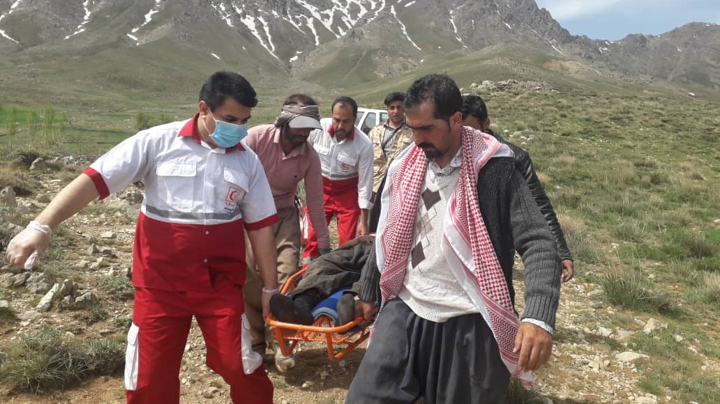  نجات چوپان حادثه دیده از ارتفاعات پریشان قروه 