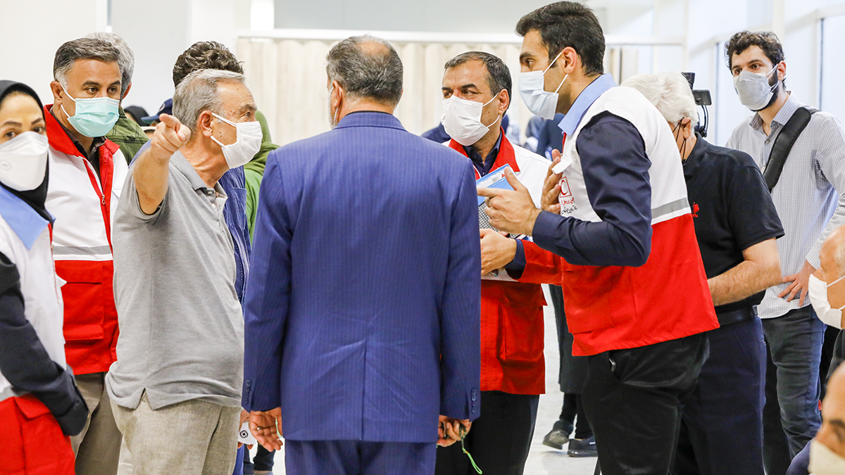 آغاز همکاری دانشجویان عضو هلال‌احمر با وزارت بهداشت در واکسیناسیون عمومی/ گزارش تصویری