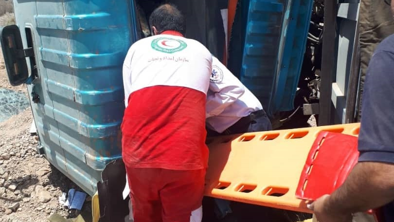 امدادرسانی در حادثه واژگونی کامیون در محور خرانق به یزد