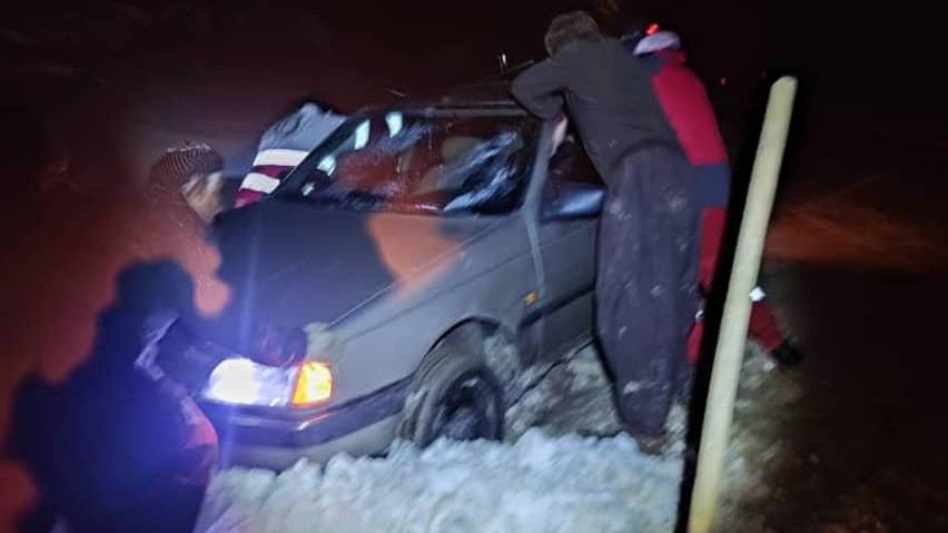 امدادرسانی به 10 خودروی گرفتار شده در برف و کولاک محور تکاب به مائین‌بلاغ در آذربایجان غربی 