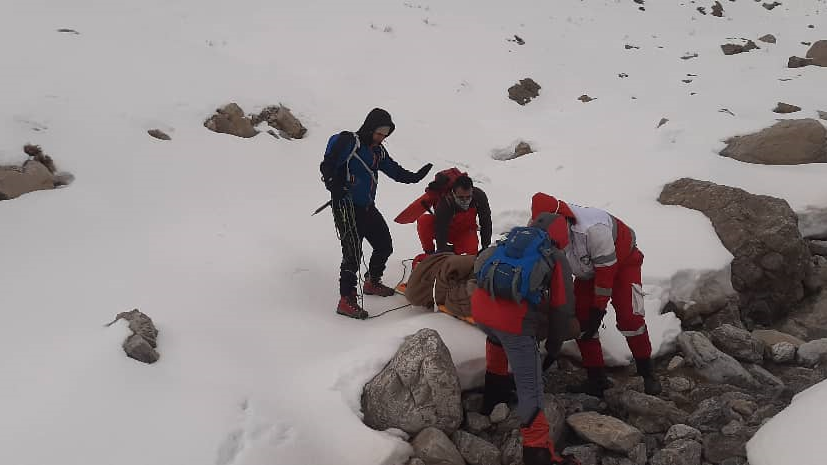  نجاتگران خوزستانی کوهنورد سقوط کرده از قله کوه کینو در اندیکا را نجات دادند