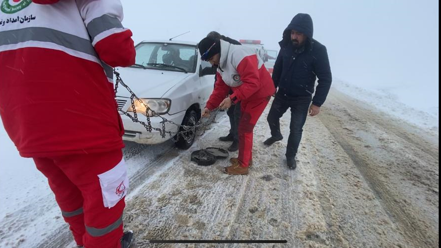رها سازی ۷۵ دستگاه خودرو گرفتار شده در برف و کولاک در محورهای مواصلاتی استان آذربایجان غربی
