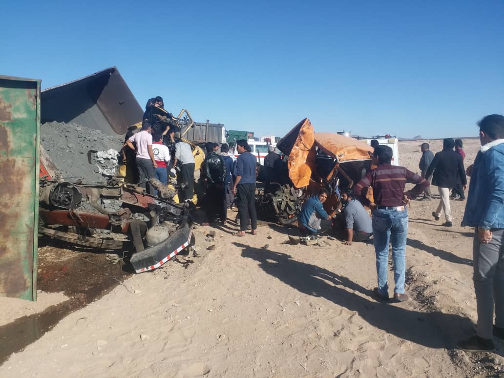 امدادرسانی در حادثه تصادف 2 کامیون در جاده بافق-بهاباد