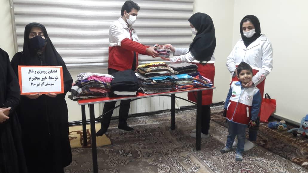 اهداء ۲۵۰ طاقه شال و روسری به هلالاحمر آذرشهر برای توزیع میان نیازمندان