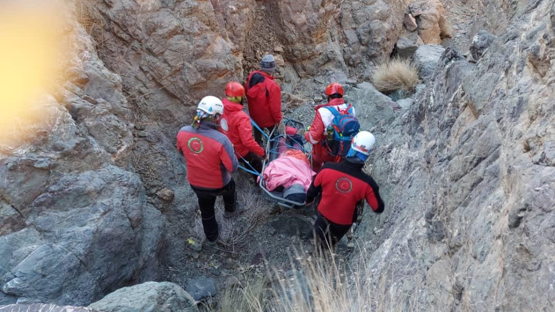 نجات یک زن کوهنورد مصدوم از ارتفاعات روستای« منجگان» بیرجند