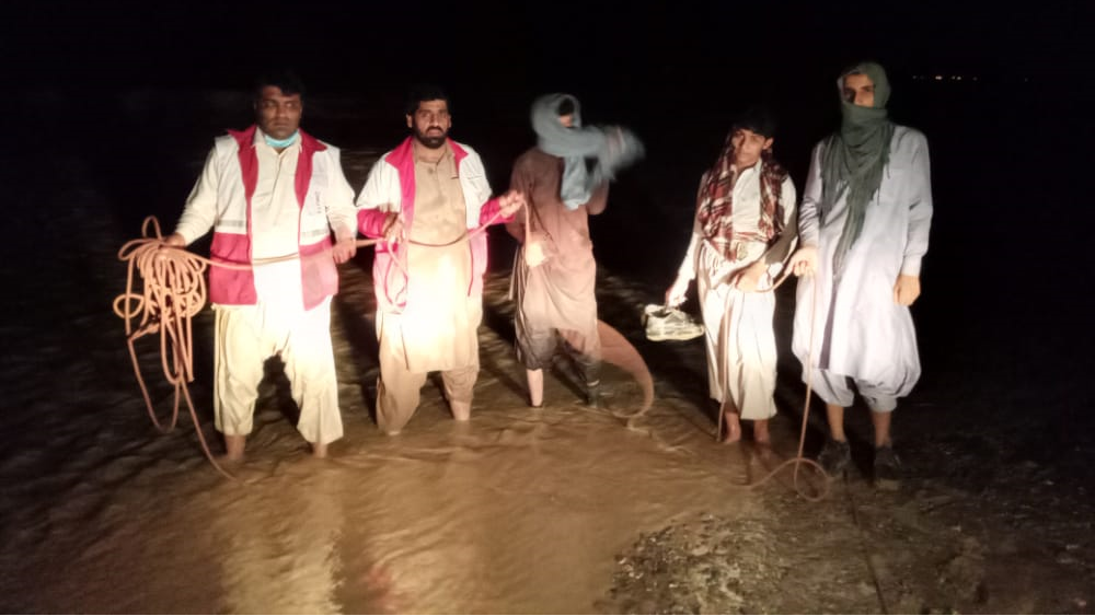 امداد به سیل زدگان در سیستان و بلوچستان ادامه دارد/ 4 نفر در روستای شهردراز ایرانشهر نجات یافتند