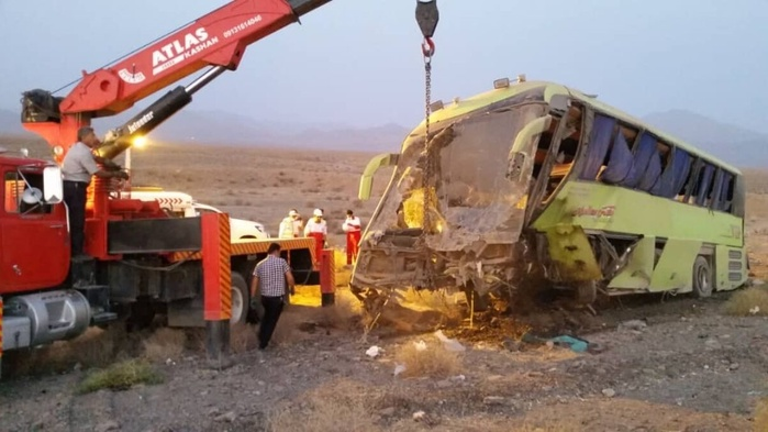 امداد رسانی به مصدومان واژگونی اتوبوس در کاشان