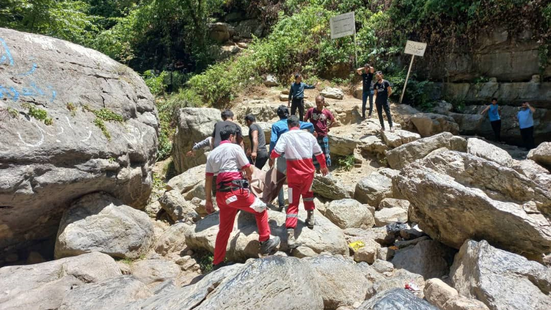 تلاش 2 روزه امدادگران در جستوجوی پیکر 2 برادر غرقشده در آبشار شیرآباد