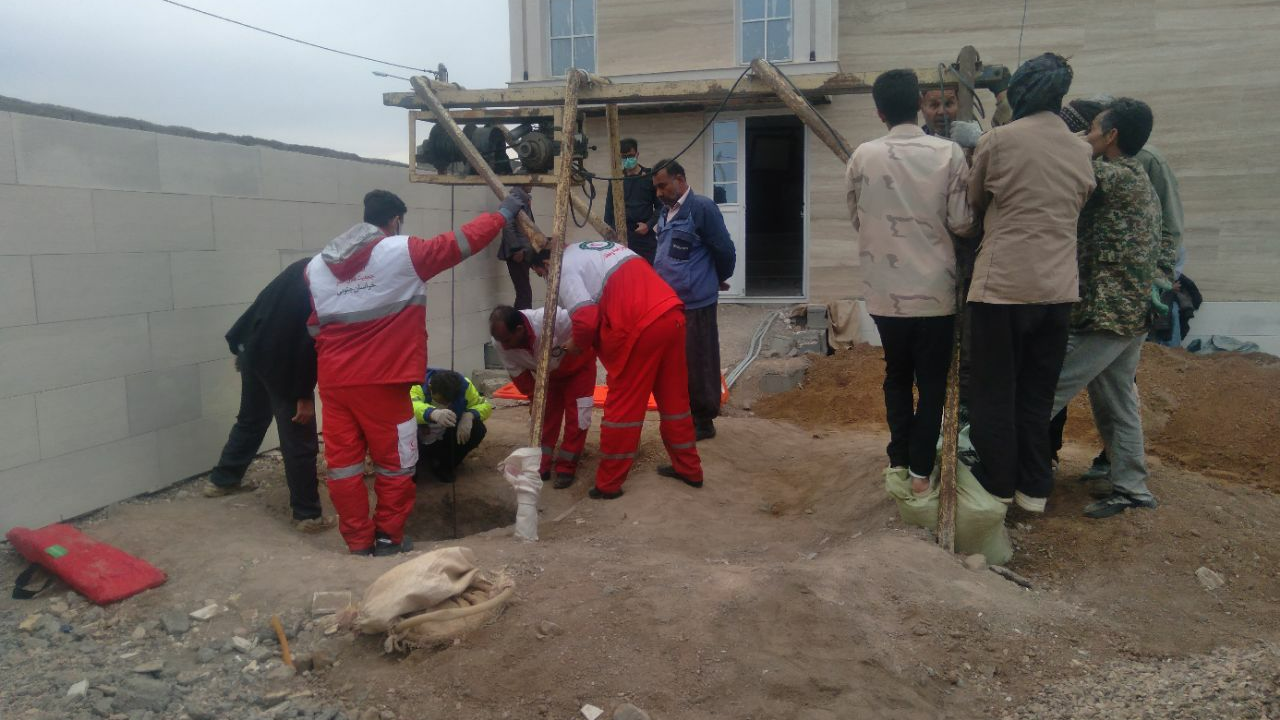 نجات کارگر چاه کن از عمق 10 متری زمین در شهرستان سرایان