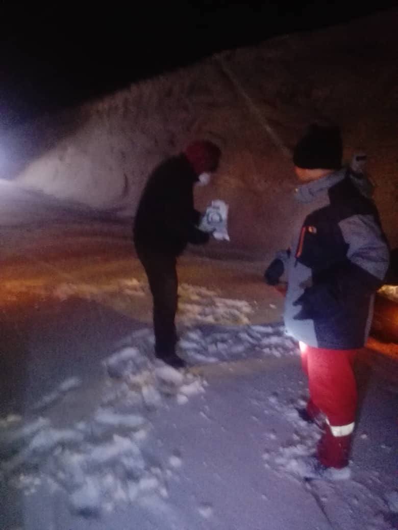 برف و کولاک در بستان آباد/ اسکان اضطراری ۸۰ فرد گرفتار توسط امدادگران
