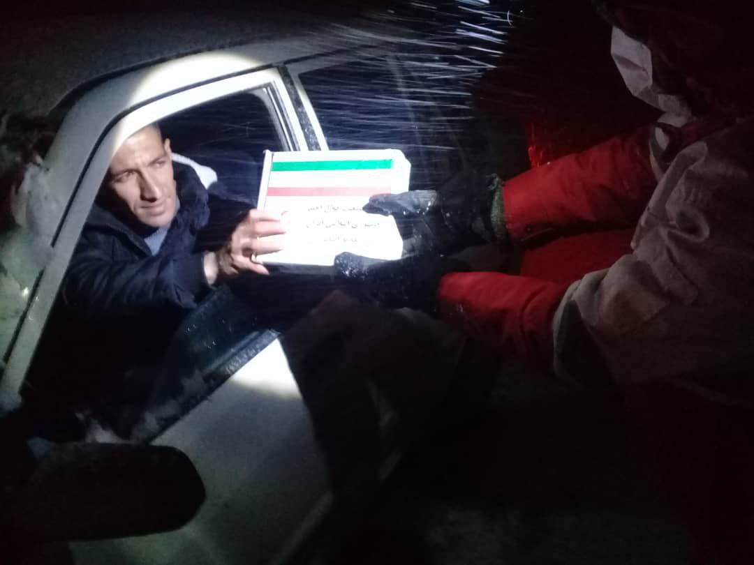 امداد رسانی عوامل هلال احمر لرستان به ۴۰ خودرو گرفتار در برف و کولاک