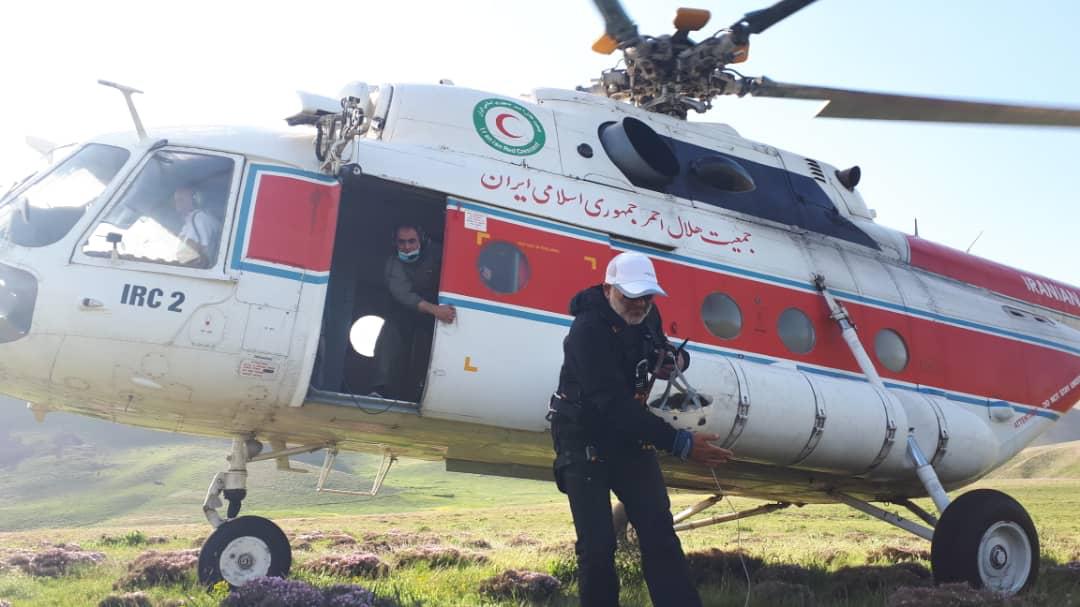 پرواز بالگرد هلالاحمر برای نجات یک زن مصدوم در ارتفاعات جام سهند