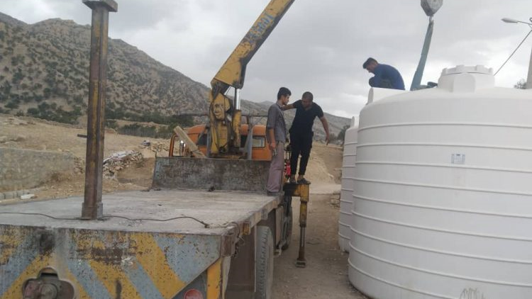 گزارش روزنامه شهروند از تلاش هلال احمر برای آبرسانی به روستای محروم خوزستان/ آرزو به آب رسید