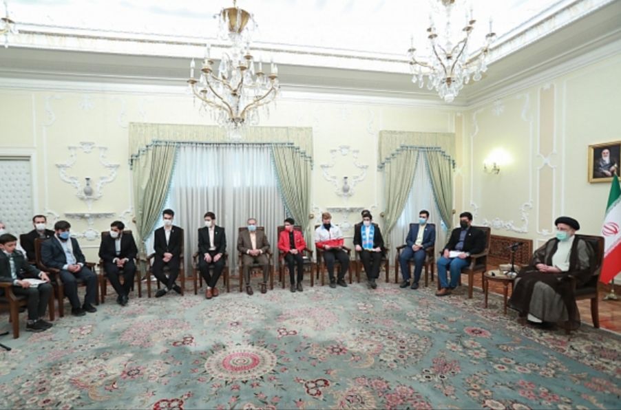 دیدار صمیمی اعضای کانون دانش آموزی هلال احمر استان تهران با رئیس جمهور 