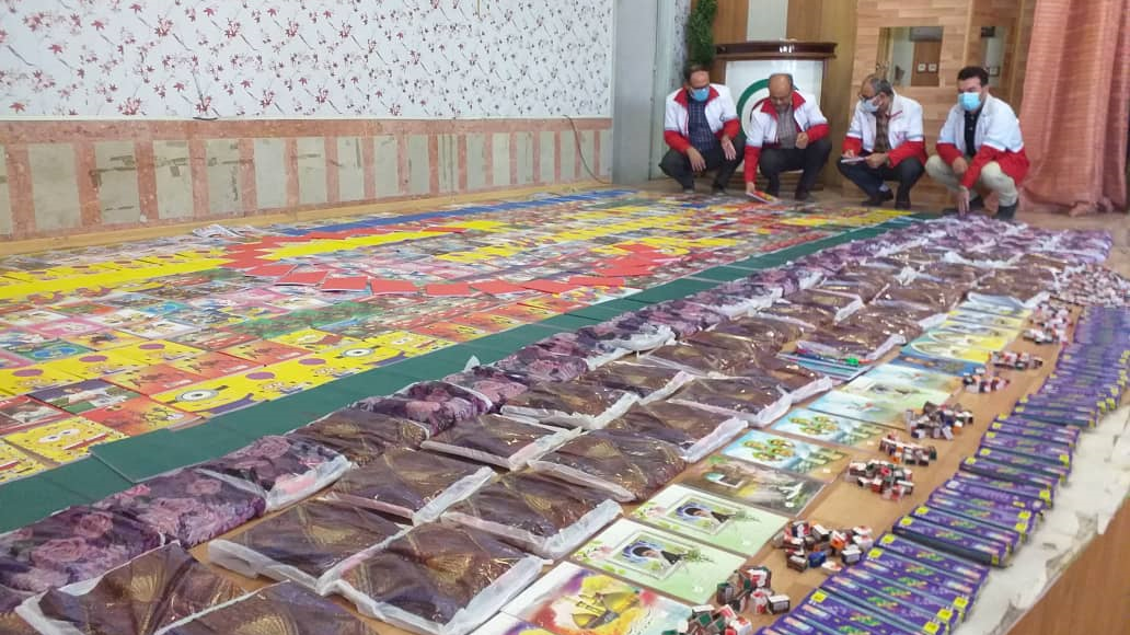  توزیع نوشت افزار در مناطق کم‌برخوردار توسط جمعیت هلال‌احمر میانه 