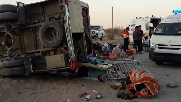 امدادرسانی هلال‌احمر آران‌وبیدگل به حادثه واژگونی مینی‌بوس در جاده مرنجاب