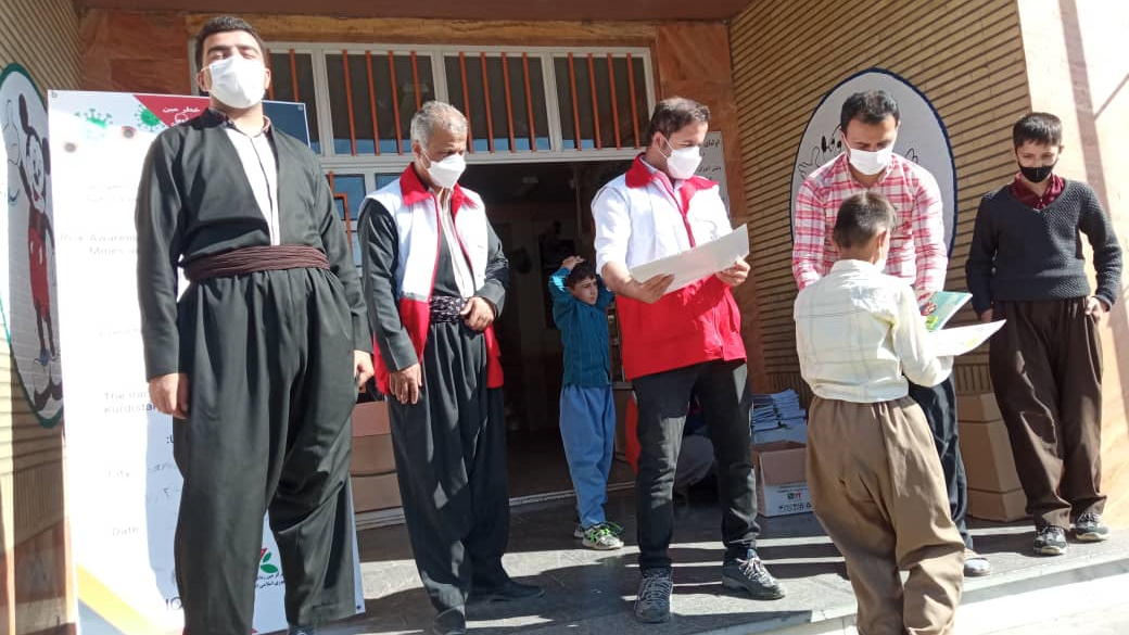برگزاری برنامه آگاه‌سازی از خطرات مین و مواد منفجر نشده در خانه هلال روستاهای سروآباد